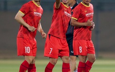 Đình Trọng mải nói chuyện riêng, HLV Park Hang-seo yêu cầu im lặng tập luyện