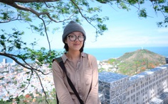 Cô gái nhỏ đi về phía mặt trời