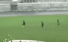 Hậu vệ đốt lưới nhà 2 lần để... phá 'âm mưu dàn xếp tỉ số' của đồng đội