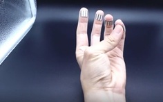 Sạc điện thoại bằng... mồ hôi tay