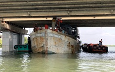 Giải cứu tàu cá kẹt dưới gầm cầu ở Vũng Tàu
