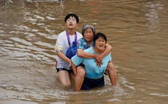 Mưa lũ khiến 56 người chết và thiệt hại 10 tỉ USD, Trung Quốc lại sắp hứng bão