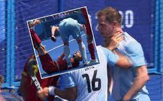 Nghĩ đối thủ vờ chấn thương câu giờ, cầu thủ dùng gậy đánh đầu đối thủ