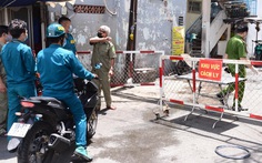 Ba mẹ, đang giãn cách mà...!