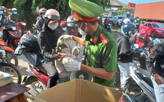 Lữ khách qua Bình Phước được 'tiếp' thức ăn, nước uống miễn phí để về Tây Nguyên