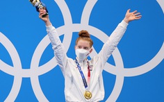 Kình ngư 17 tuổi của Mỹ gây 'sốc' khi đánh bại đàn chị kỳ cựu và giành huy chương vàng
