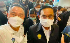 Chụp ảnh với người mắc COVID-19 ở Phuket, Thủ tướng Thái Lan phải cách ly