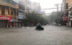 Phố phường Hải Phòng ‘hóa sông’ vì mưa lớn kéo dài