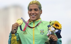 Giành HCV, kình ngư vô tình khiến bạn gái bị... cảnh sát 'hỏi thăm'