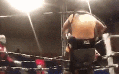 Khoảnh khắc điên rồ: 2 võ sĩ đánh nhau đến 'sập sàn đấu' và... cùng văng khỏi đài