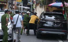 Cảnh sát và người dân đập kính, khống chế tài xế ô tô 'đại náo' phố Hà Nội