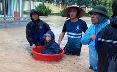 Mưa lớn, nhiều tuyến đường như sông, Quảng Ninh cho xe tải quân sự đón học sinh
