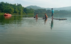 Lật bè trên hồ sâu 9 mét, 2 người chết đuối