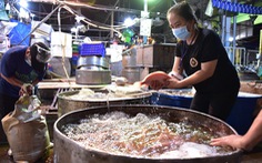 Những xe cá, rau, thịt... đầu tiên về lại chợ Bình Điền, TP.HCM