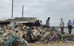 Choáng với ‘núi rác’ tấp vào bờ biển Quảng Ngãi