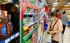 Giá bia siêu thị rẻ hơn bên ngoài, nhiều người vào siêu thị 'săn' nhộn nhịp
