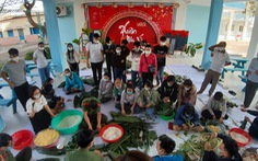 Lưu học sinh Lào và Campuchia háo hức tập gói bánh chưng Việt