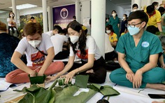 Phương Thanh, MC Quỳnh Hoa, Quốc Đại gói bánh chưng cùng y bác sĩ bệnh viện dã chiến