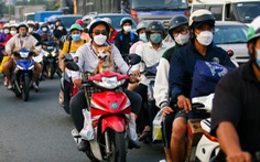 Đông nghịt người dân đi xe máy về miền Tây đón Tết: ‘Gian nan mà vui’