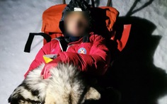 Gặp người lạ bị thương trên núi lạnh, chú chó nằm ủ ấm suốt 13 tiếng