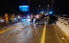 Ô tô và xe máy tông nhau trên cầu Rạch Miễu tối khuya, 2 người bị thương nặng