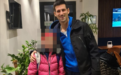 Novak Djokovic không đeo khẩu trang, tiếp xúc gần trẻ em lúc đang bị COVID-19?