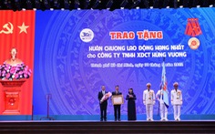 Công ty Hùng Vương nhận Huân chương lao động hạng Nhất và hạng Nhì