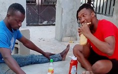 Thanh niên chảy nước miếng khi chơi trò lật chai nước ăn bánh mì