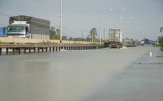 Nước lũ ngập quốc lộ đoạn qua Quảng Nam