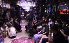 Cảnh sát đột kích quán karaoke, bắt quả tang quản lý, nhân viên đang mua bán ma túy
