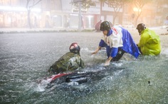 Mưa như trút nước, người Đà Nẵng lội nước từ trong nhà ra ngoài đường