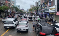 Sáng sớm 15-10, hàng ngàn xe hơi nằm la liệt trên đường Đà Nẵng
