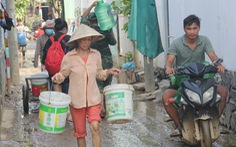 Bộ đội đi cấp nước sạch cho dân vùng ngập Đà Nẵng
