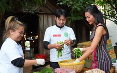H’Hen Niê đi chợ, mời phở người dân buôn làng ở Đắk Lắk