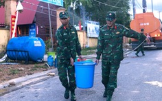 Quân khu 5 huy động xe bồn tiếp nước sạch cho người dân vùng ngập lũ