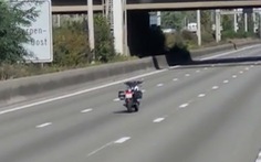 Chiếc mô tô không người lái phóng vun vút trên cao tốc