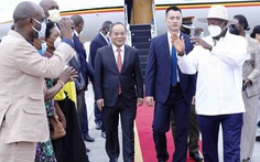 Tổng thống Uganda đến Hà Nội, bắt đầu chuyến thăm chính thức Việt Nam
