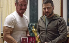 Ông Zelensky được diễn viên Sean Penn trao tượng Oscar