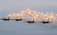 Mãn nhãn 'hổ mang chúa' Su-30MK2 hợp luyện trên bầu trời Hà Nội