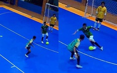 Đồng đội báo hại thủ môn thủng lưới vì làm màu trước khung thành