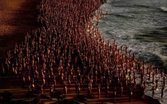 Phía sau khoảnh khắc 2500 người khỏa thân trên bãi biển