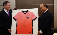Trước trận gặp Brazil, fan Hàn Quốc tặng áo tiền đạo đội tuyển cho Chủ tịch nước Nguyễn Xuân Phúc