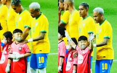 Bé trai Hàn Quốc sung sướng khi được Neymar xoa bóp vai