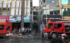 Cháy lớn tại nhà trung tâm TP.HCM, cảnh sát đập cửa cứu 4 người ra ngoài