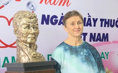 Nhà điêu khắc Phạm Văn Hạng tạc tượng chuyên gia vật lý trị liệu người Mỹ