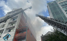 Cháy khách sạn 10 tầng ở quận 1, cứu 3 người bị mắc kẹt