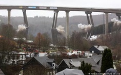 Đức: Dùng 120kg thuốc nổ phá cầu cũ, cầu mới ngay cạnh vẫn an toàn