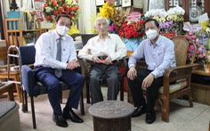 Bí thư Thành ủy, chủ tịch TP.HCM thăm nhà nghiên cứu Nguyễn Đình Đầu