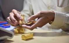 Giá vàng miếng SJC cao hơn giá vàng thế giới hơn 18 triệu đồng/lượng, giá USD đi lên