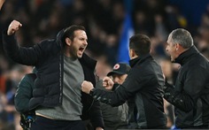 Everton ghi bàn thắng muộn, HLV Lampard ăn mừng đến... gãy ngón tay nhưng vẫn không biết